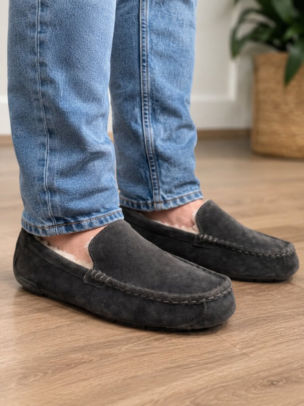 Koolaburra by UGG Tipton Slippers Men’s Size 11 Gray Suede Moccasin Loafers